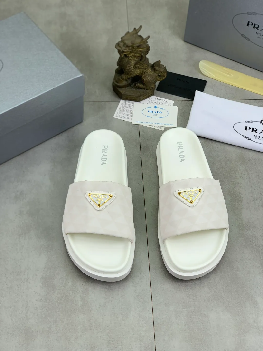 Men's shoes 💰P320💰【New style】🎁🎁🎁 PRADA Prada's new casual slippers, original official website, perfect workmanship, conveying a kind of noble luxury, sublimating its definition of luxury in Prada's high-end extraordinary craftsmanship. Original combination outsole, code number: 38-44 (45 customized) Multiple colors 🉑️ to choose from
